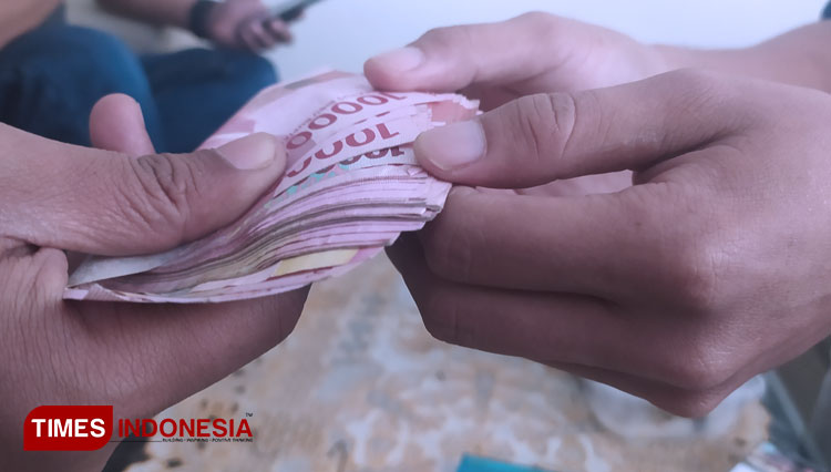 Ilustrasi penarikan sumbangan kepada wali siswa (FOTO: Moh Bahri/TIMES Indonesia)