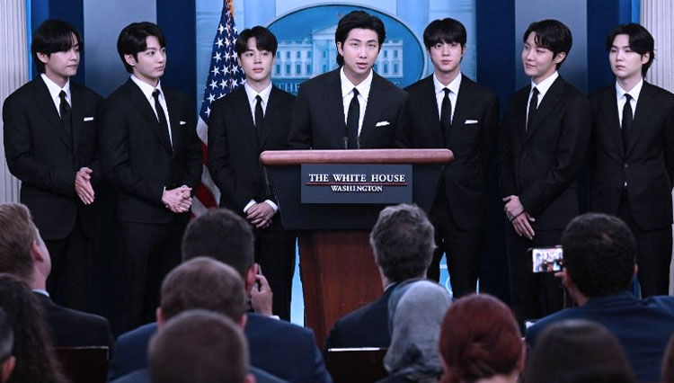 BTS saat konferensi press di White House AS. (Foto: SAUL LOEB/AFP via Getty Images)