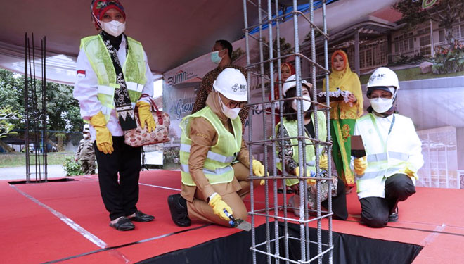 Bupati Banyuwangi Ipuk Fiestiandani didampingi drg. Mira Dyahwahyuni Padmo dan Oneng Satya Harini Saat Melakukan Prosesi Peletakan Batu Pertama Gedung Senior Living di RSU Bhakti Husada, Krikilan, Glenmore (Foto : Dokumentasi TIMES Indonesi