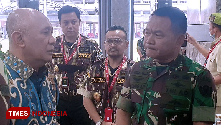 KASAD Jenderal TNI Dudung Abdurachman bersama Menteri Koperasi dan UKM Teten Masduki, didampingi Ketum GM FKPPI Rianta Soerbakti. (FOTO: Dok. GM FKPPI for TIMES Indonesia)