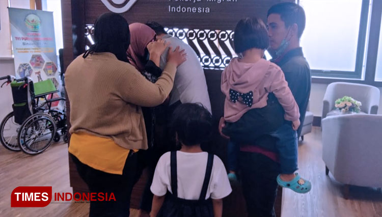 Momen haru ketika Tati Rohayati bertemu anak-anaknya di Bandara sore ini (FOTO: Susi/TIMES Indonesia)
