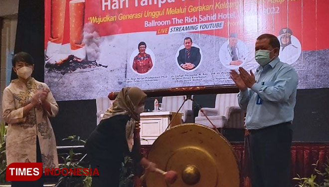 Bupati Sleman Kustini SP didampingi Kepala Dinas Kesehatan Pemkab Sleman dr Cahya Purnama memukul gong sebagai tanda peluncuran Program Gas Bro. (FOTO: Fajar Rianto/TIMES Indonesia)