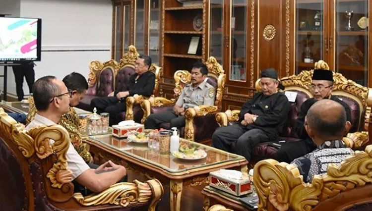 Bupati Tasikmalaya Ade Sugianto menerima rombongan Dinas ESDM Provinsi Jawa Barat di ruang kerjanya, Komplek Gedung Bupati Tasikmalaya, Sukaasih, Singaparna, Jawa Barat. Senin (31/05/2022) (POTO: Dishubkominfo Kabupaten Tasikmalaya)