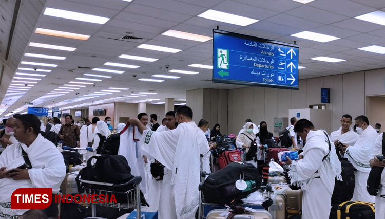 Petugas Penyelenggara Ibadah Haji (PPIH) tiba di Bandara King Abdul Aziz. (FOTO: Yatimul Ainun/TIMES Indonesia)