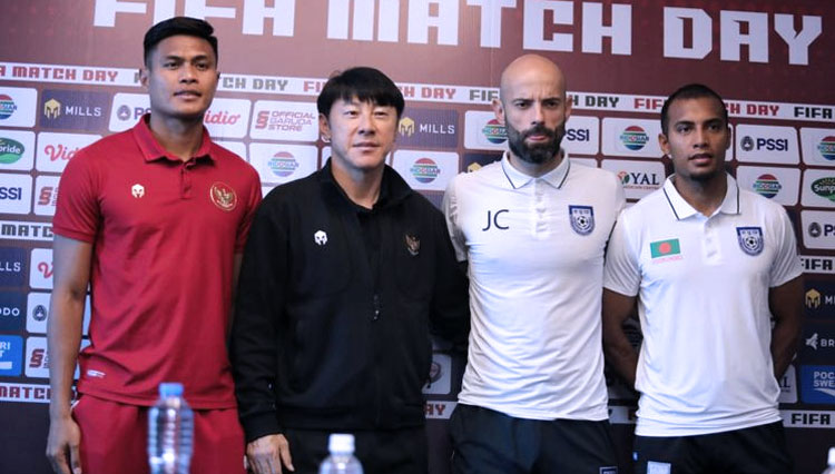 Pelatih Timnas Indonesia Shin Tae-yong dan Fachruddin Aryanto saat preskon jelang melawan Timnas Bangladesh. (FOTO: PSSI)