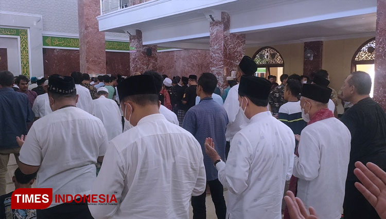 Warga Majalengka Shalat Gaib untuk Eril Putra Ridwan Kamil. (FOTO: Herik Diana/TIMES Indonesia)