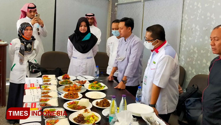 Tim konsumsi dan katering untuk jemaah haji Indonesia menjelaskan aneka menu yang disiapkan untuk para jemaah haji Indonesia selama di tanah suci, Jumat (3/6/2022). (foto: Yatimul Ainun/TIMES Indonesia)