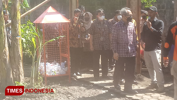 Bupati Bantul Abdul Halim Muslih meninjau laboratorium sampah. (Foto : Totok Hidayat/TIMES Indonesia)