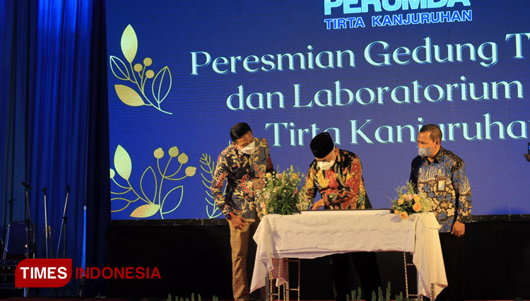 Bupati Malang Sanusi ketika meresmikan Laboratorium Air dan sejumlah fasilitas dengan menandatangani prasasti. (Foto: Binar Gumilang/TIMES Indonesia)