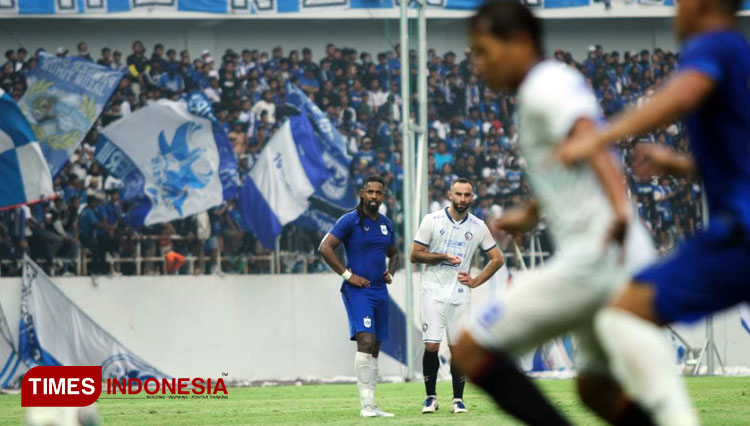 Carlos Fortes (kiri) saat menjamu Arema FC dalam Friendly Match di Stadion Jatidiri Semarang. Sabtu (4/6/2022). Foto: Tria Adha/TIMES Indonesia.