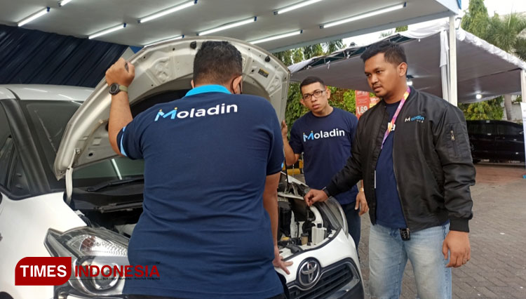 Moladin melakukan inspeksi pemeriksaan mobil bekas di acara IIMS Surabaya 2022, Sabtu (4/6/2022).(Foto: Lely Yuana/TIMES Indonesia) 