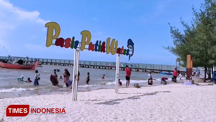 Pantai Pasir Putih Wates Rembang. (Foto: Firmansyah/TIMES Indonesia)