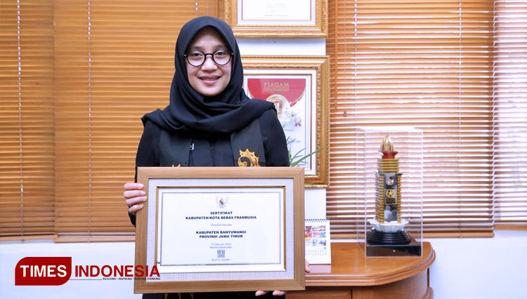 menyerahkan-sertifikat-penghargaan-sebagai-Kabupaten-Bebas-Frambusia-2.jpg