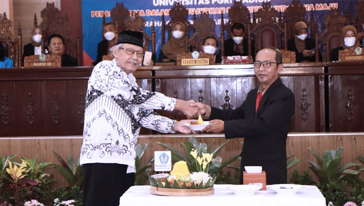 Pemotongan tumpeng oleh ketua yayasan dan diserahkan kepada Rektor UNIPMA Madiun. (Foto: Humas UNIPMA for TIMES Indonesia) 