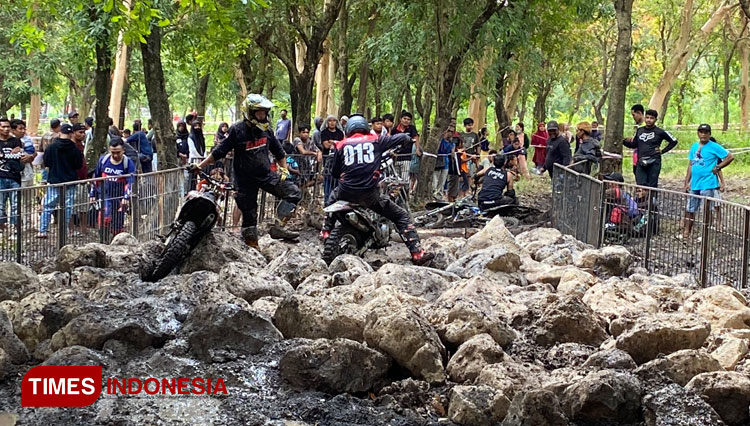 Jalur berbatu menjadi salah satu track yang harus dilalui oleh penunggang motor trail. (FOTO: Abdul Jalil/TIMES Indonesia)