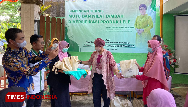 Luluk Nur Hamidah (tengah) saat memberikan contoh olahan ikan kepada peserta bimtek. (Foto: Mukhtarul Hafidh/ TIMES Indonesia)