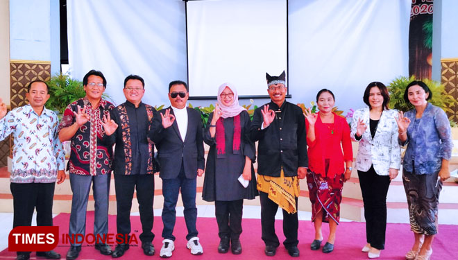 Bupati Banyuwangi, Ipuk Fiestiandani Azwar Anas, saat menghadiri Hari Raya Unduh-Unduh di gereja GKJW Desa Tulungrejo, Kecamatan Glenmore, Banyuwangi. (Foto : Imam Hamdani/TIMES Indonesia)