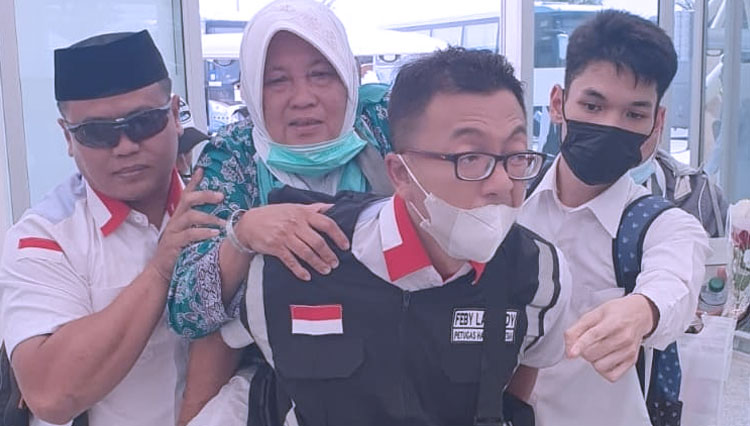 Totalitas PPIH Melayani Tamu Allah, Rela Gendong Jemaah yang Sakit