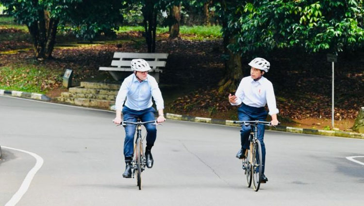 Presiden RI Jokowi dan PM Anthony Albanese bersepeda di Kebun Raya Bogor, Senin (6/6/2022). (FOTO: BPMI Setpres/Laily Rachev)