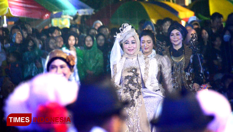 Sejumlah Pejabat Pemkot dan Anggota MTC saat memeragakan busana bergaya Kolonial Belanda dan Batikan Malang di Malang 108 Rise and Shine Kayutangan Heritage, Minggu (5/6/2022). (Foto: Adhitya Hendra/TIMES Indonesia)