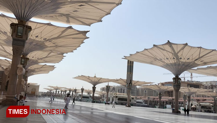 Cegah Telapak Kaki Melepuh, Jemaah Haji Diimbau Bersandal di Pelataran Masjid Nabawi