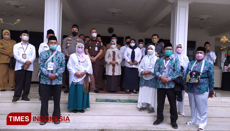 Pemkab-Jombang-bersama-forkopimda-saat-melepas-pemberangkatan-JCH-Jombang.jpg