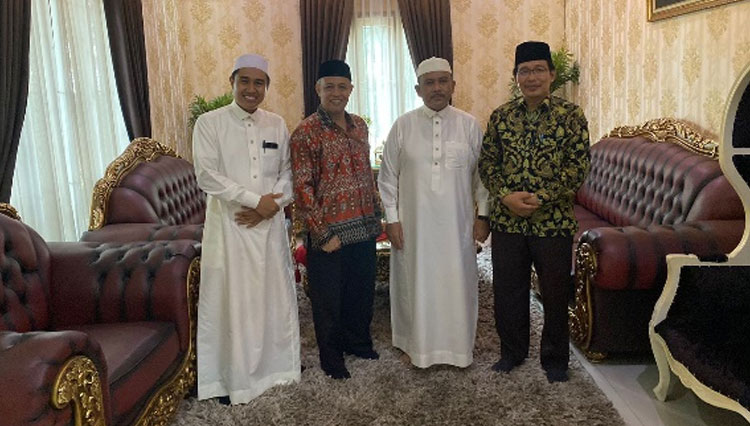 Para pimpinan Pondok Pesantren Al Basyir Bogor beserta tamu VIP beberapa saat sebelum wisuda akbar dimulai.(FOTO: Ponpes Al Basyir)
