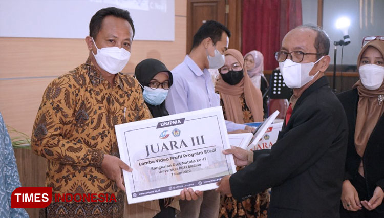 Kaprodi Pendidikan Biologi, Joko Widiyanto, S.Pd., M.Pd. saat menerima penyerahan hadiah secara simbolis dari Rektor UNIPMA, Dr. Supri Wahyudi Utomo, M.Pd. (Foto: Humas UNIPMA for TIMES Indonesia)