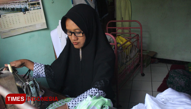Kisah Ibu Penjahit Baju Naik Haji di Jombang