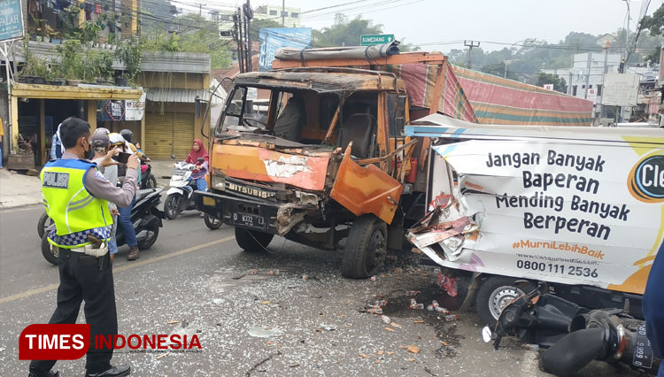 Akibat Rem Blong, Truk Tabrak Kendaraan di Jatinangor