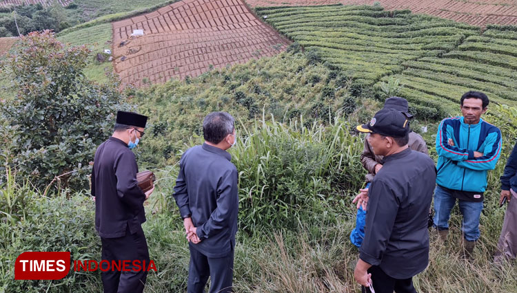 Bupati Garut Rudy Gunawan meninjau areal pertanian di Desa Mekarjaya, Kecamatan Cikajang, Kabupaten Garut, beberapa waktu lalu. (FOTO: Fani Ferdiansyah/TIMES Indonesia)