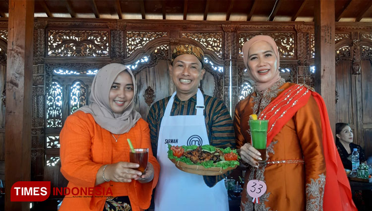 Chef Sarwan Master Chef Indonesia saat acara cooking class di Wedangan Joglo Sumput Sidoarjo, Selasa (7/6/2022).(Foto : Lely Yuana/TIMES Indonesia) 