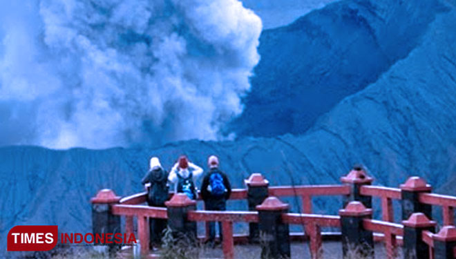 Wisatawan menikmati panorama alam Gunung Bromo. (foto: Dokumen/TIMES Indonesia)