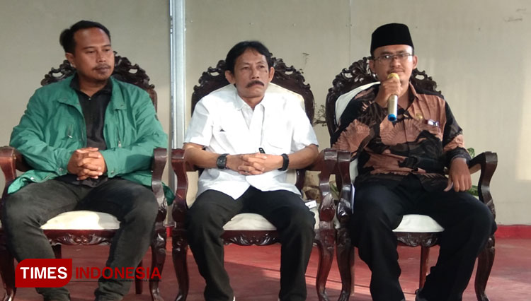Raden Hamzahiya (kanan) membacakan Surat Keputusan SKC mencabut gelar Sultan Sepuh Jaenudin II Natareja. (Foto: Muslimin/TIMES Indonesia)