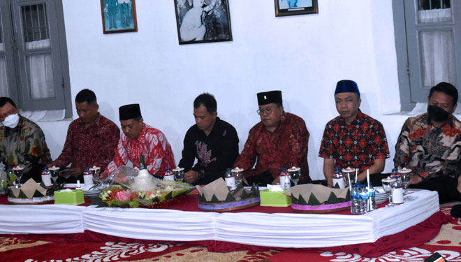 Pemkot Blitar menggelar Brokohan peringatan hari lahir Presiden Pertama Indonesia Ir Soekarno atau Bung Karno di Istana Gebang, Blitar, Jawa Timur, Senin (6/6/2022) malam. (Foto: Sholeh TIMES Indonesia)