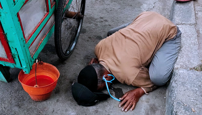 Innalillahi, Pak Tua Penjual Lontong Balap di Surabaya Wafat dalam Keadaan Sujud