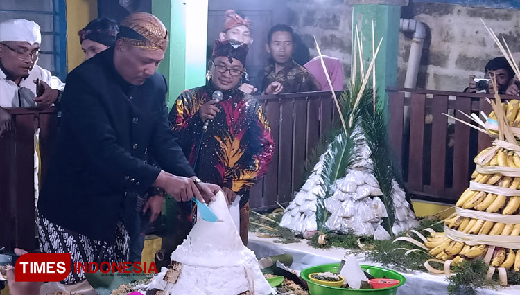 memotong-tumpeng-dalam-kegiatan-Galungan-dal-memperingati-Haul-Ki-Hajar-Wonokoso.jpg