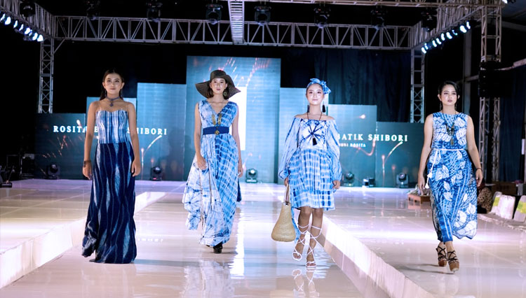 Motif Unik Batik Shibori Curi Perhatian di Fashion Show Puteri Heritage Indonesia