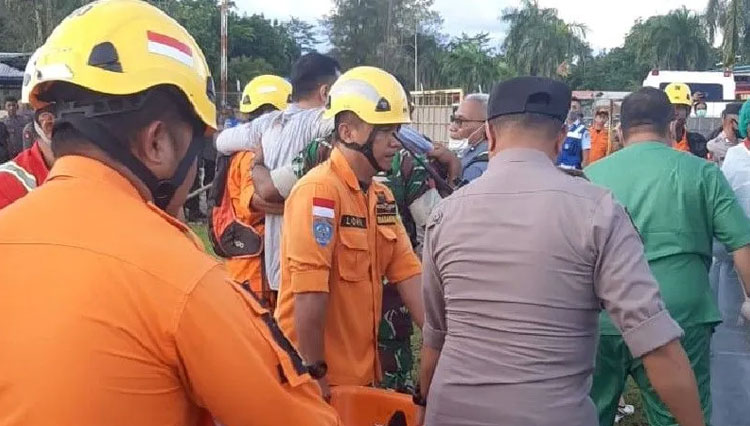 Evakuasi penumpang dan awak helikopter yang mendarat darurat di pedalaman Timika, Rabu (8/7/2022). (foto: ANTARA)