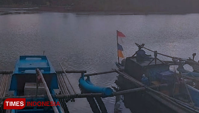 Kondisi muara Bojongsalawe terus mengalami pendangkalan sehingga nelayan kesulitan akses (Syamsul Ma'arif/TIMES Indonesia)