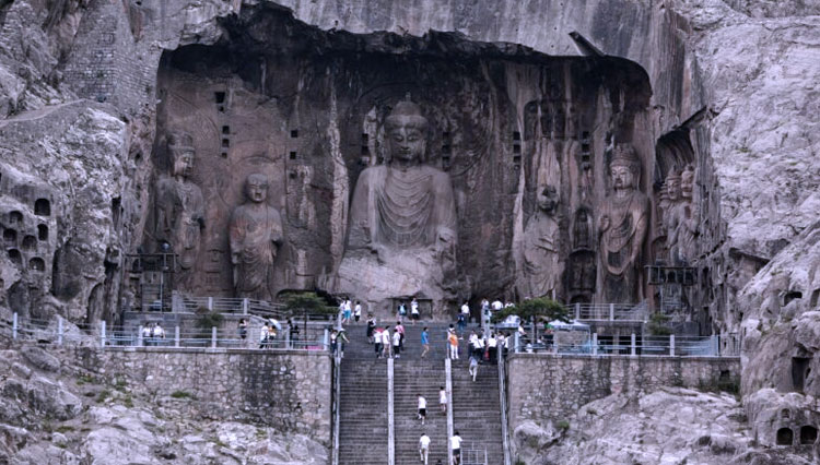 Bikin Gempar, Patung Raksasa Buddha di China Dilapisi Emas dan Perak