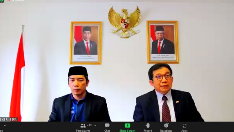 Dubes RI untuk Swiss Prof. Muliaman Hadad (kanan), saat konpers daring dari KBRI di Swiss, Kamis (9/6) malam.(FOTO: SS konpers daring/Iwa)