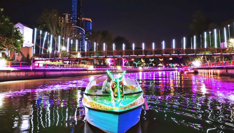 Indahnya Wisata Air Kalimas Surabaya. (foto: Humas Pemkot Surabaya)
