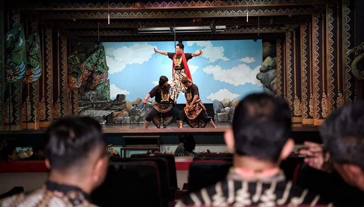 Gubernur DKI Jakarta Anies Baswedan saat ke latihan Wayang Orang Bharata di Gedung Wayang Orang Bharata. (FOTO: Pemprov DKI Jakarta)