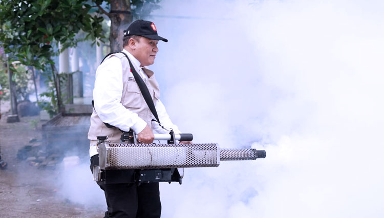 Bambang Haryo Soekartono bersama Tim Relawan BHS Peduli, saat lakukan fogging. (FOTO: Dok BHS Peduli)
