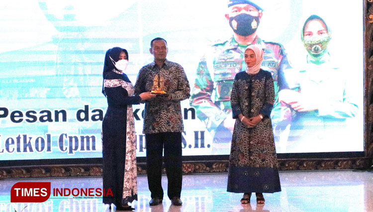 Bupati Mojokerto, Ikfina Fahmawati dalam pisah sambut Dandenpom V/2 Mojokerto di Graha Majatama, Pemkab Mojokerto. (Dok. Pemkab Mojokerto for TIMES Indonesia)