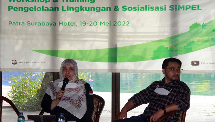 Ibu Amelia Rachmatunisa dari Direktorat Pengelolaan Limbah B3 memberikan pelatihan pada acara Workshop & Training Pengelolaan Lingkungan & Sosialisasi SIMPEL.