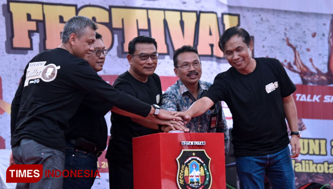 Moeldoko membuka Soekarno Coffee Festival bersama Wali Kota Blitar, Asisten Pemerintahan dan Kesejahteraan Rakyat Setda Provinsi Jawa Timur dan Wakil Ketua DPRD Kota Blitar, Jum'at (10/6/2022). (Foto: Sholeh/TIMES Indonesia)