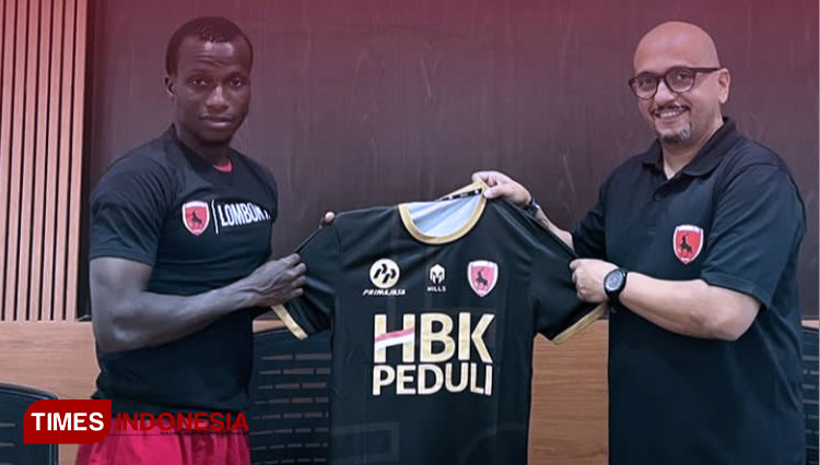 Lombok FC secara resmi mengontrak pemain naturalisasi asal Nigeria, Mufilutau Opeyemi Ogunsola untuk mengarungi kompetisi Liga 3 2022. (FOTO: Lombok FC for TIMES Indonesia)