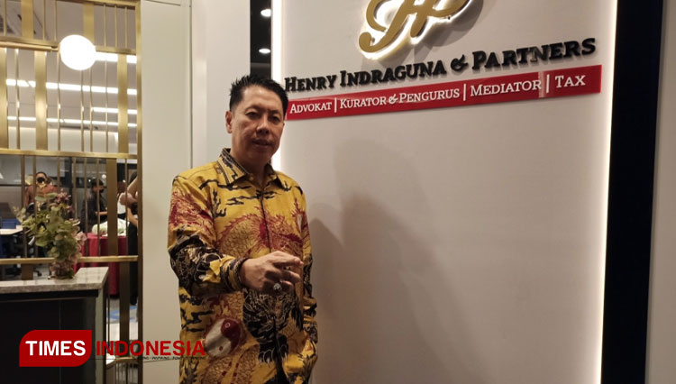 Pengacara Henry Indraguna saat opening kantor cabang Henry Indraguna & Partner Law Firm di Spazio Tower lantai 8 Surabaya, Kamis (9/6/2022) malam.(Foto : Lely Yuana/TIMES Indonesia)
